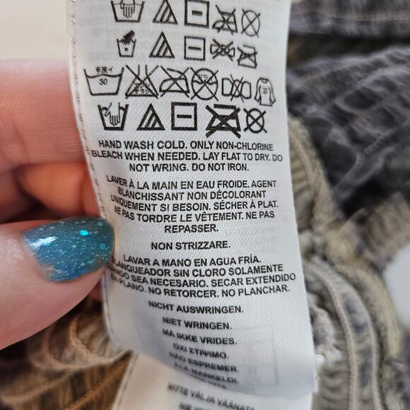 Guess Animal Print Off Shoulder Smocked Crop Top Women's Medium Weekend Casual - Picture 7 of 7